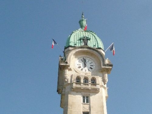 le campanile et son drapeau bleu blanc rouge