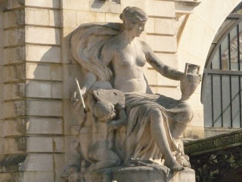 La statue de Varenne représentant le travail de la porcelaine