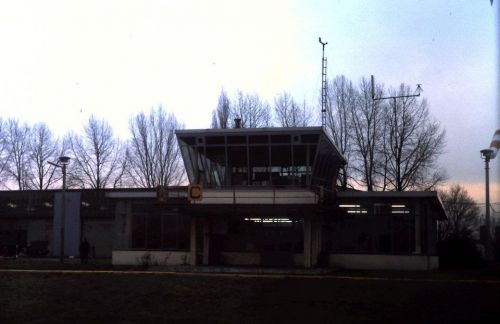 tour de control et hangar 4