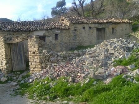 Village Izavachène, quartier en ruines