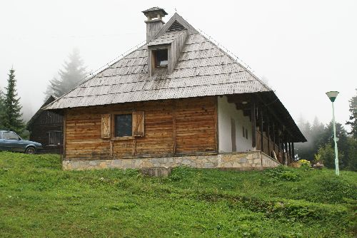 Pedrov Krst, maison des gardes du Parc