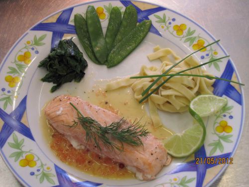 Filet pur de saumon au pamplemousse et aux baies roses