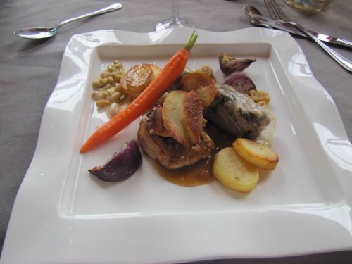 Filet de pintade grillé, lempia de galipettes et ragoût de légumes, sauce au vin de Loire
