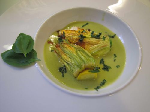 Fleurs de courgettes frites et fromage de chèvre