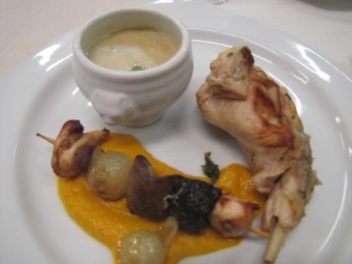 Brochettes de lapin, crème de châtaignes et coulis de carottes