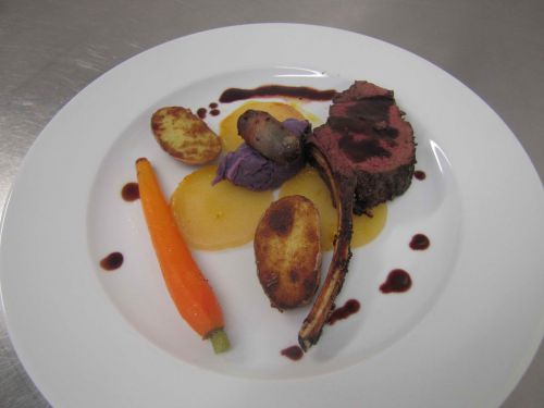 Côte de faon aux poivres, jus au Madère, fruits et légumes d’hiver