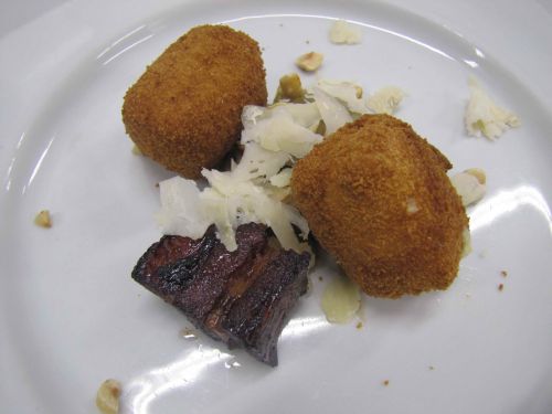 Croustillant de chèvre, chicons braisés au soja et miel, lard fondant