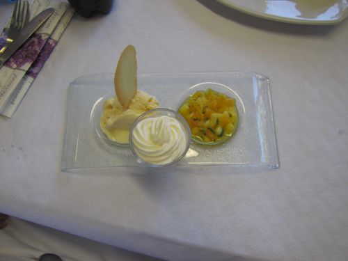 Mousse à la rhubarbe, glace au gingembre, salade de mangue et orange