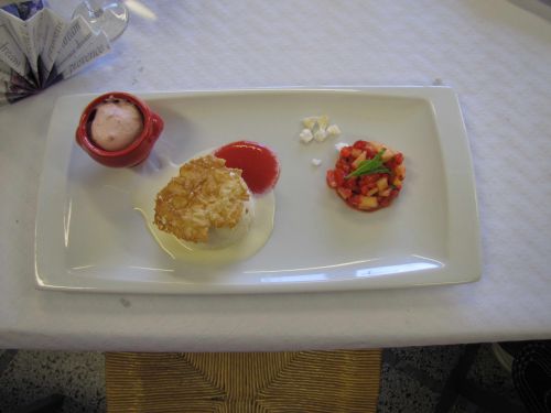 Glace au romarin, mousse de fraises sur coulis de fraises, tuiles aux amandes