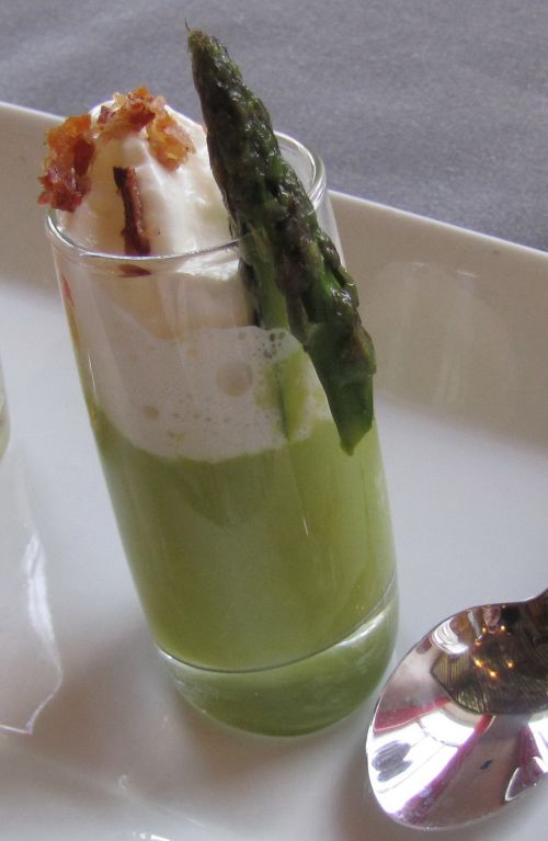 Crème d’asperges vertes, espuma de parmesan et jambon ganda