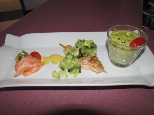 Flan de courgettes aux petits légumes, carpaccio de saumon et brochette de scampis