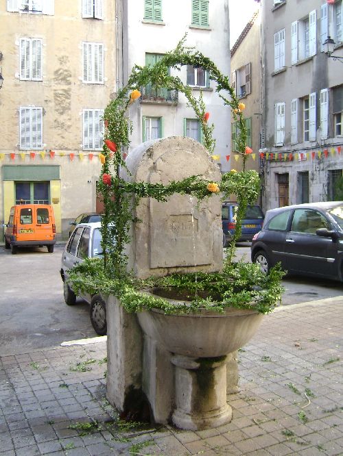 fontaine décorée pour la St. Marcel
