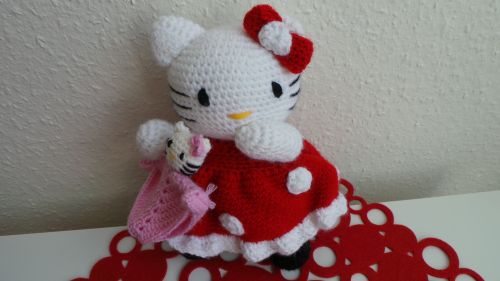 hello kitty petite fille avec son doudou