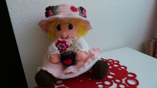 poupée avec pot de fleur