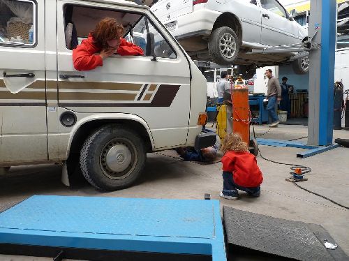 cha surveille à ce que la réparation du pneu creuvé soit bien faite