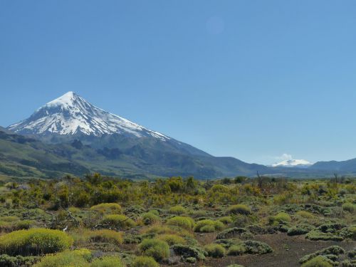 au loin, le volcan villarica chilien fumant (au 1er plan, le lanin)