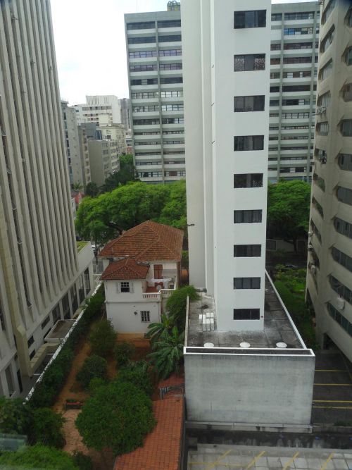 vue de notre chambre d'hotel ou la résistance d'une maison face aux géants immobiliers