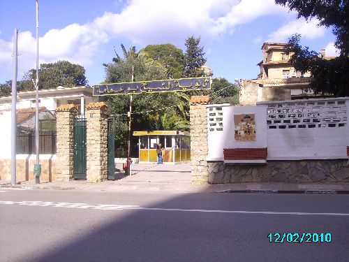 Le lycée Bouamama, ex-Descartes, sans l'emblème national!