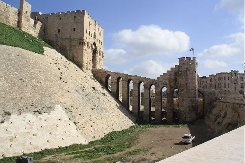 Le fossé et la rampe d'accès à la citadelle d'Alep.