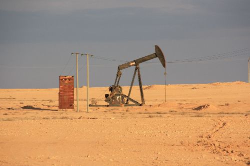 Plein désert sur la route de Résafé, un âne moderne qui puise le pétrole8
