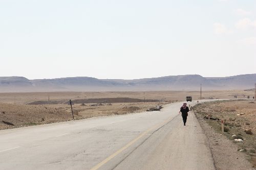 Le lendemain 200 km de désert vers Palmyre. La meilleure façon de marcher...