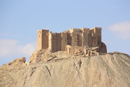 Le château arabe qui domine le site.