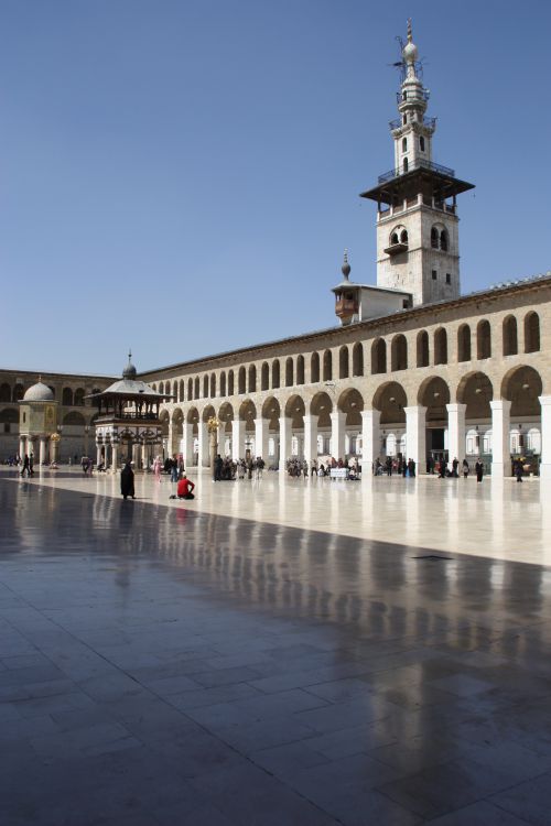 La cour de la mosquée des Omeyades avec un des trois minarets.