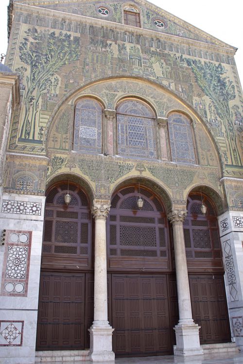 Entrée principale de la mosquée. Partie des mosaïques de verre qui recouvraient toute la cour.