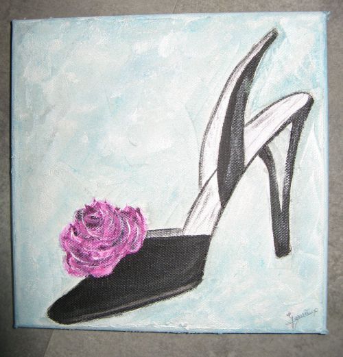 Chaussure noire et sa rose
