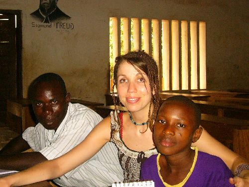 Marie-Cécile, son oncle David et Bénédicte-Fleur, volontaire internationale en 2008