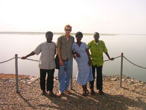 Père Séraphin, Clémentine et Yves, 3 leaders du programme sur le terrain, avec Laurent, volontaire international