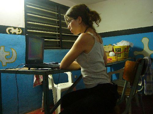 Bénédicte-Fleur, volontaire internationale : au travail face à l'ordinateur!