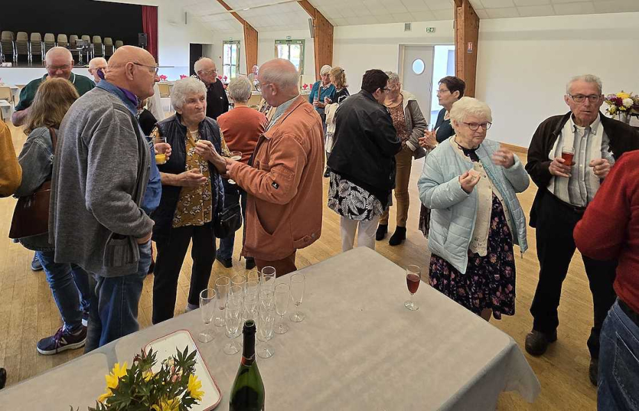 Les retrouvailles avec le verre de l'amitié. Mr le Maire nous a honoré de sa présence.
