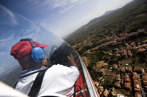 Photo prise en vol par le hublot arrière. Pas de turbulence, la classe