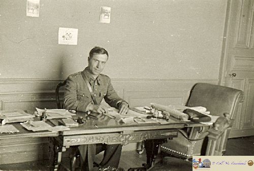 officier dans son bureau