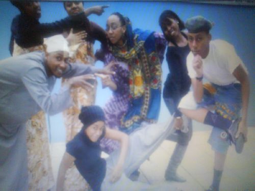 Hari Hari- , Pièce de théâtre en faveur des enfants des Comores !! Une partie de la troupe habite  a Avon les Fougéres.;Lire l article:projet d éspoir... 