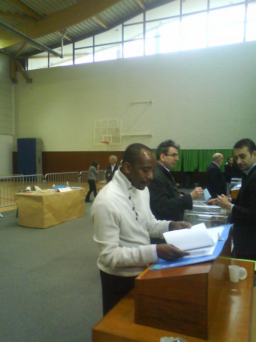 Avon élection: Bureau de vote n7 Monsieur Hamed représente notre petit quartier des Fougéres !! 