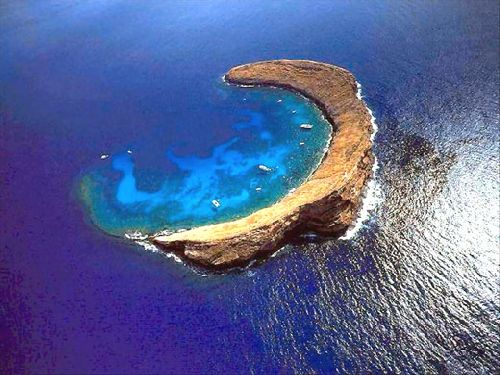 rocher en arc au milieu de l'Ocean