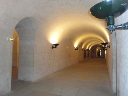 Un des nombreux couloirs de la crypte