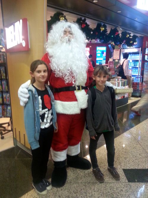 Le pere Noel attendait les filles à l'airport.