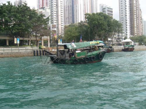 Un Sampan, bateau traditionnel de pêcheurs.