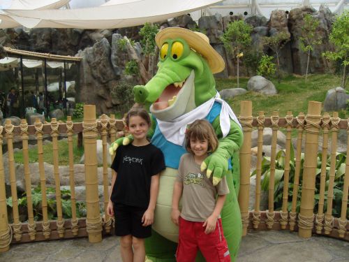 Un crocodile et les filles