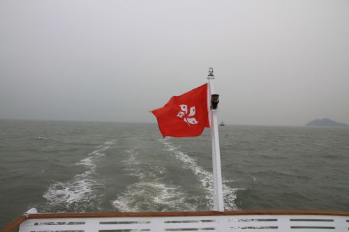 le drapeau de Hong Kong sur le bateau