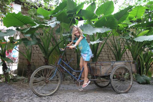 Manon prête à partir faire du vélo