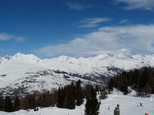 le Mont Blanc à droite  (la tête dans les nuages)