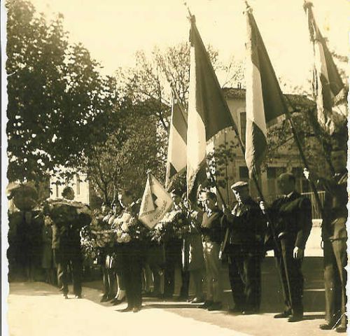 Au monument aux morts 1950