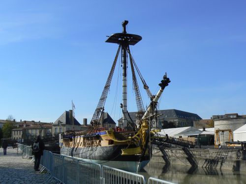 L'Hermione dans son bassin