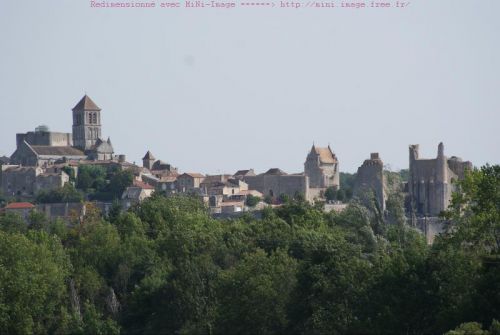 Chauvigny , ses cinq châteaux situés sur un même promontoire dominant la Vienne en font un site unique en Europe.