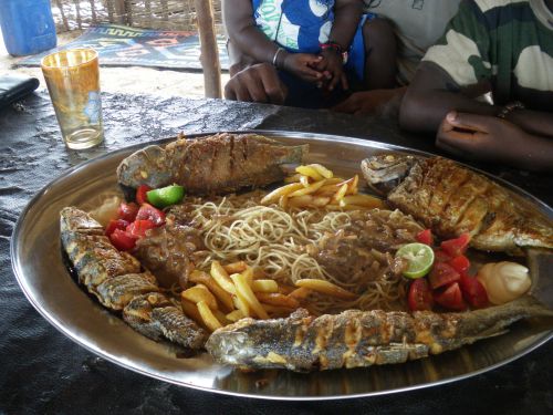 poisson grillé spaguetti,frites chez Comba