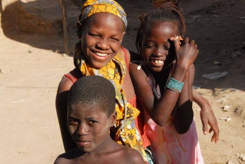 filles peules. Comme les tutsis, les peuls sont très élancés